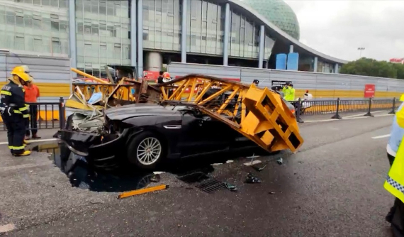Video: Cần cẩu đổ xuống đường, đè bẹp chiếc SUV hạng sang Jaguar F-Pace khiến tài xế mắc kẹt bên trong