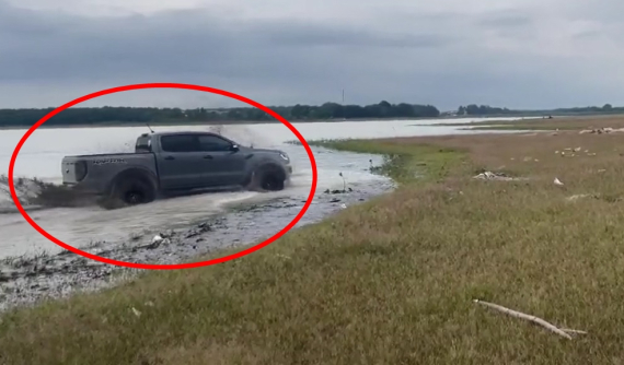 Video: Trải nghiệm off-road cùng Ford Ranger Raptor, người lái nhận cái "kết đắng"