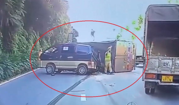 Video: Tránh xe tấp vào lề đường, ô tô tải lật nhào, đè trúng xe van tại Hưng Yên