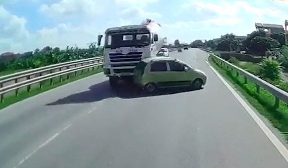 Video: Va chạm với xe trộn bê tông, ô tô con văng sang làn ngược chiều, tông tiếp xe tải trên quốc lộ 10