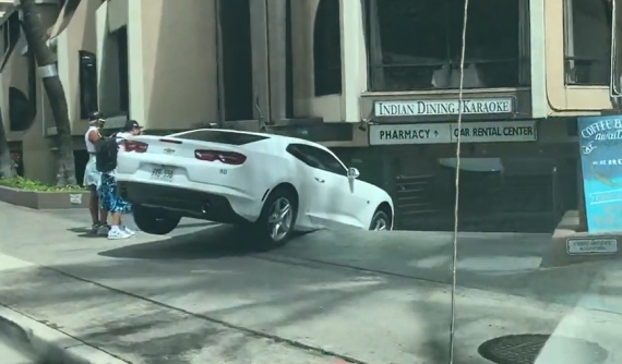 Video: Nữ tài xế lao xe Chevrolet Camaro mới tinh xuống cầu thang khiến dân mạng khó hiểu