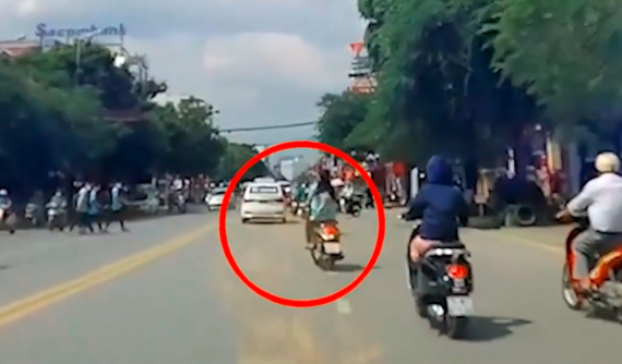 Video: Nữ sinh lớp 9 đi xe máy sang đường với tốc độ cao, gây tai nạn liên hoàn tại Hải Phòng