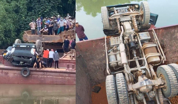 Bắc Giang: Xe ben chở đất lật ngửa trên tàu thủy, tài xế mất tích