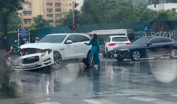 Hà Nội: Sau va chạm với Mercedes-Benz GLC, Jaguar F-Pace bung dàn áo đầu xe, 1 người bị thương
