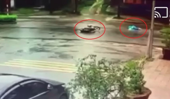 Video: 2 xe máy tông nhau kinh hoàng tại ngã tư của thành phố Huế, 2 người nhập viện