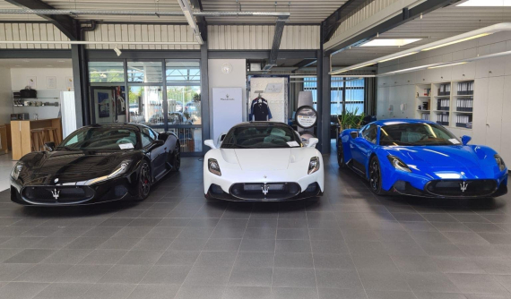 Dân mạng tò mò màu sơn của Maserati MC20 đầu tiên về nước, siêu xe đắt đỏ đầu tiên của "cây đinh ba"