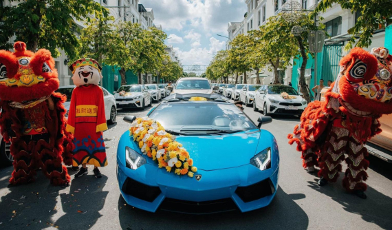 Lamborghini Aventador mui trần của đại gia Hải Phòng cùng hàng chục xe Kia Cerato đi hỏi vợ cho ông chủ công ty xe cưới