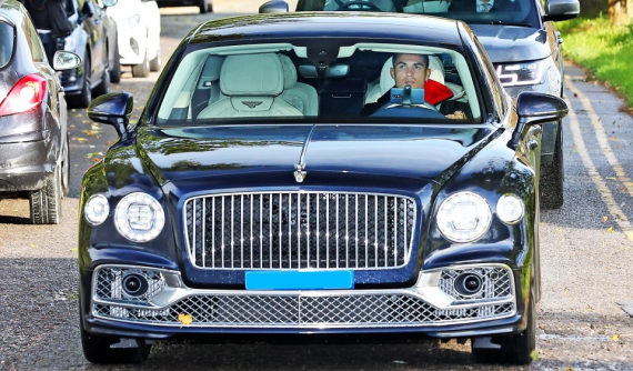 Ảnh chụp Cristiano Ronaldo lái Bentley Flying Spur mới mua đến sân tập khiến cư dân mạng thắc mắc