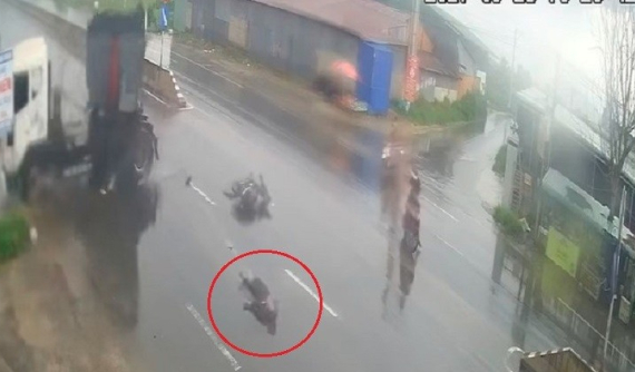 Video: Va chạm với xe đầu kéo ben, người đi xe máy trượt dài trên quốc lộ 1A