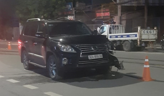 Video: Xe máy chạy lấn làn, tông trực diện ô tô Lexus LX570, hai thanh niên thương vong tại Hà Giang