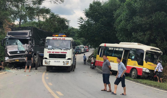 Video quay khoảnh khắc xe buýt ôm cua lấn làn, tông trực diện vào xe tải khiến nhiều hành khách hoảng loạn