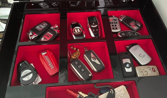 Hoàng Kim Khánh khoe va li quyền lực, nhìn thôi đã thấy sặc mùi tiền, chờ chìa khóa triệu đô của Koenigsegg