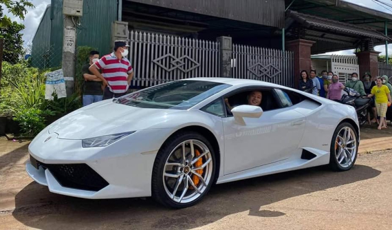 Người dân Tây Nguyên tò mò về siêu xe Lamborghini Huracan mới về làm dâu ở đây