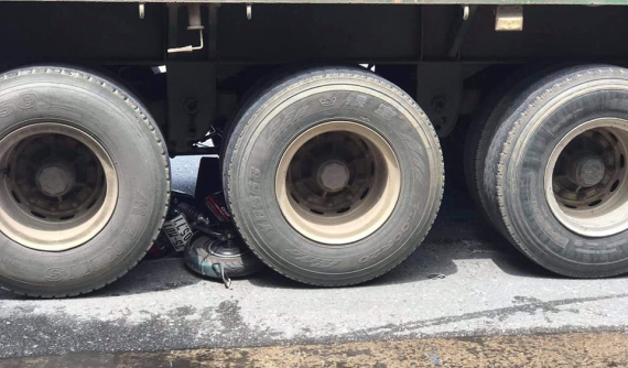 Video: Xe container lùi ẩu, cuốn người phụ nữ đi xe máy điện vào gầm tại Hải Phòng