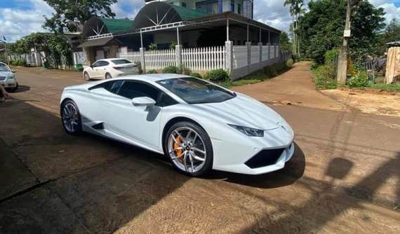 Thanh niên 9X ở Tây Nguyên tiết lộ giá mua siêu xe Lamborghini Huracan, đây là ô tô thứ 2 trong đời