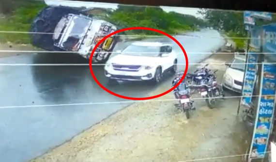 Video: Xe tải bất ngờ lật nghiêng trên đường khiến tài xế ô tô chạy bên cạnh đạp lút ga