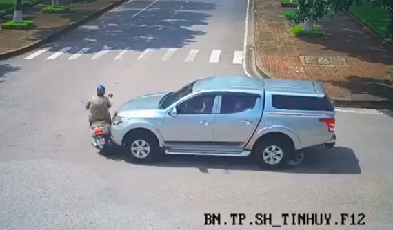 Video: Va chạm với xe bán tải tại ngã tư, người phụ nữ đi xe máy bị hất văng vào vỉa hè và tử vong