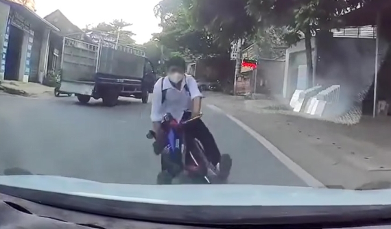 Video: Tránh xe tải sang đường, học sinh chạy xe điện tông trực diện vào ô tô
