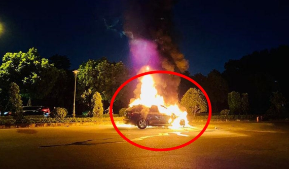 Video: Xe BMW X5 bất ngờ cháy như đuốc trên đường phố Hà Nội vào đêm tối, 3 người thoát nạn