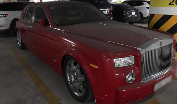 Ảnh hưởng dịch Covid-19, Rolls-Royce Phantom màu đỏ đầu tiên về nước phải làm bạn với bụi tại hầm đỗ xe