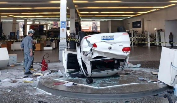 Video: Nhân viên lau dọn lái ô tô lao từ tầng 2 xuống, rơi trúng 2 lễ tân của một đại lý Volkswagen
