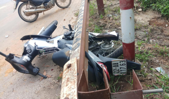 Video: Va chạm với xe cứu thương tại ngã tư của Tuyên Quang, 2 nam sinh bị hất văng 20 m