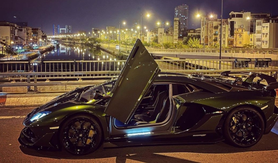 Lamborghini Aventador SVJ được chủ nhân cho dạo phố ngay đêm đầu tiên Tp.HCM nới lỏng giãn cách xã hội