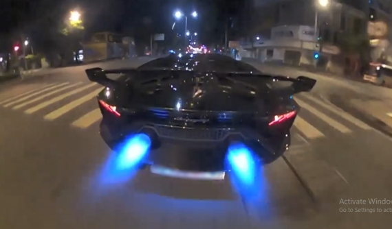 Khoảnh khắc xe Lamborghini Aventador SVJ "phun lửa" khi di chuyển trên phố Sài thành khiến người xem phấn khích