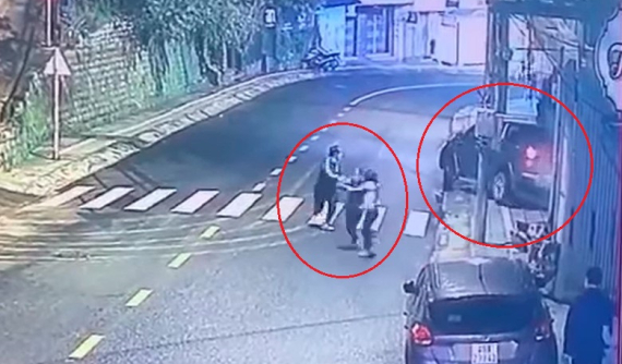 Video: Xe bán tải "drift như phim", lao lên vỉa hè, suýt tông trúng 3 người đi bộ tại Đà Lạt