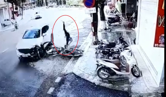 Video quay khoảnh khắc ô tô Mazda CX-5 ôm cua tốc độ cao, tông văng người đi xe máy tại Sơn La