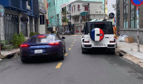 Khoảnh khắc siêu xe Ferrari Roma được chủ cho dạo phố đụng ngay Mercedes-AMG G63 của Minh "Nhựa"