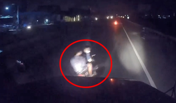 Video quay khoảnh khắc nhiều "quái xế" tạt đầu xe container ở Hải Phòng khiến cư dân mạng phẫn nộ