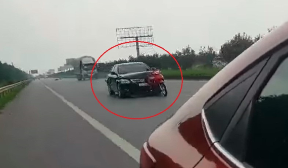 Rùng mình với video quay cảnh ô tô Toyota Camry tông xe máy rồi bỏ chạy trên cao tốc Hà Nội - Bắc Giang