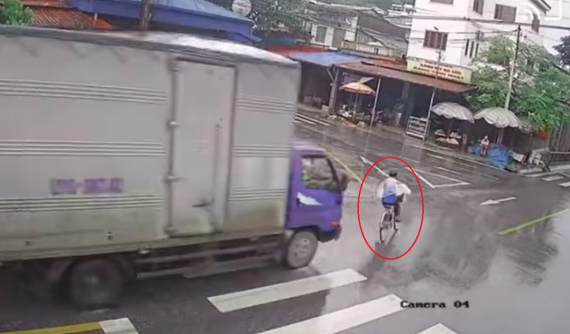 Video: Chạy nhanh trong trời mưa to, ô tô tải tông văng người đi xe đạp sang đường tại Yên Bái