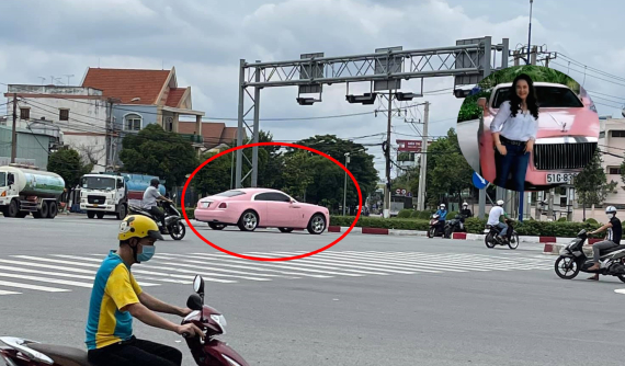 Bà Nguyễn Phương Hằng bị bắt gặp lái xe Rolls-Royce Wraith trên đại lộ Bình Dương