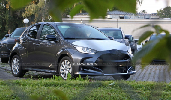 Mazda2 2023 bị bắt gặp khi chạy thử, thiết kế giống hệt Toyota Yaris