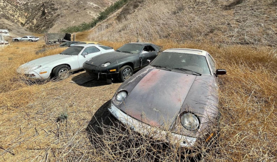 Hơn chục chiếc Porsche 928 bị bỏ không trên bãi đất trống, phơi nắng lâu đến mức bạc cả sơn
