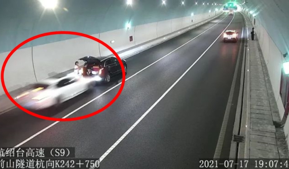 Hãi hùng với video xe Volvo lao thẳng vào đuôi xe Cadillac khiến nữ tài xế tử vong tại chỗ