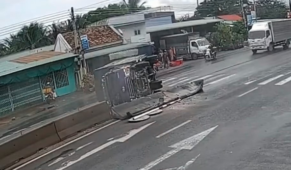 Video: Tránh xe SUV phanh gấp, ô tô tải tông dải phân cách và lật ngang tại Bình Thuận