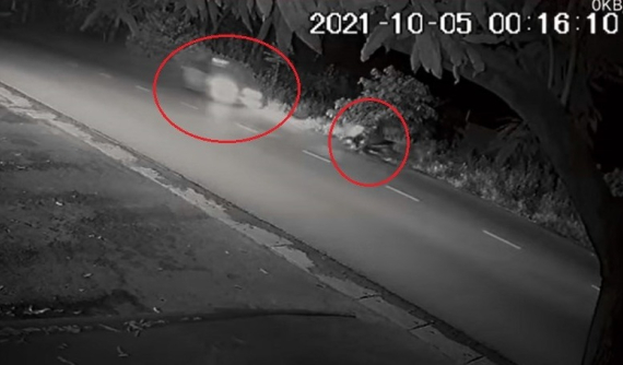 Video: Xe taxi chạy ngược chiều, tông văng chiến sĩ cơ động vào ô tô khác trên đường Hà Nội