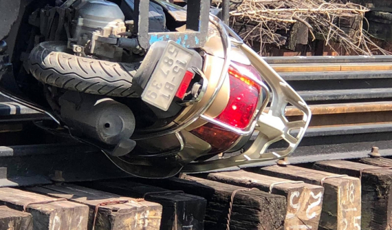 Video: Người phụ nữ đi xe máy va chạm với tàu chở hàng, rơi xuống mương và tử vong tại Hải Phòng