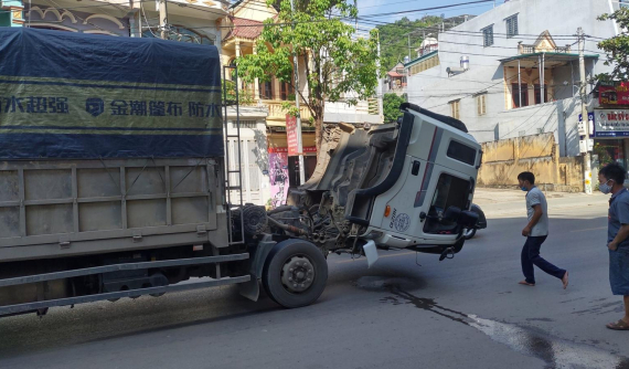 Video quay khoảnh khắc tài xế phanh gấp khiến cabin xe tải gãy gập về trước