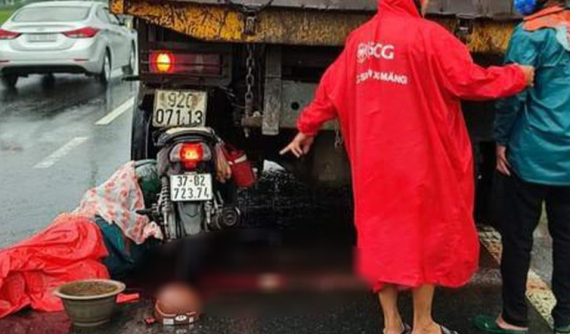 Quảng Nam: Xe máy tông đuôi xe ben, 2 người thương vong trên đường vê quê tránh dịch