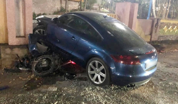 Thái Nguyên: Audi TT tông 1 người đi xe máy trước khi lao vào cổng sân vận động khiến đầu xe hỏng nặng