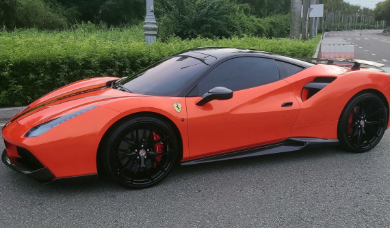 Vợ chồng đại gia mỹ phẩm đau lòng vì ngựa chiến Ferrari 488 GTB hư bình, đóng bụi dày đặc sau 3 tháng "trùm mền"