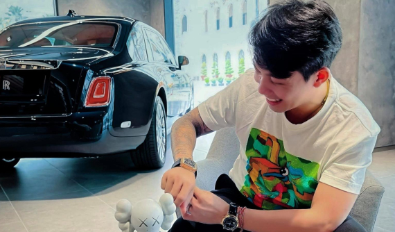 Hết gạ bạn đổi siêu xe, Minh "Nhựa" đi tham quan showroom Rolls-Royce, liệu Ghost 2021 hay Phantom VIII sẽ về đội đại gia này