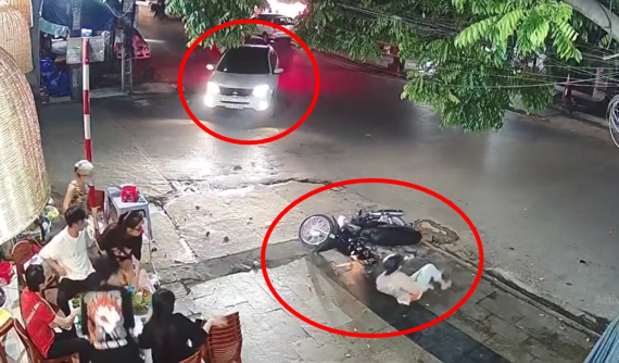 Video: Xe máy tông trúng ô tô đang xin rẽ khiến dân mạng tranh cãi gay gắt