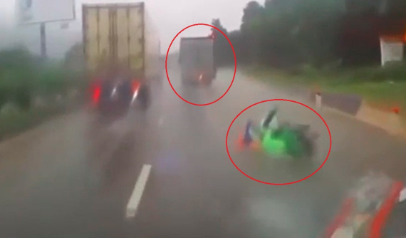 Video: Vượt xe cùng chiều, ô tô tải tạt nước vào xe máy khiến 2 người bị ngã trên quốc lộ 1A