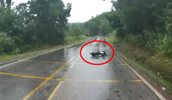 Video quay khoảnh khắc người đi xe máy ôm cua tốc độ cao, "xòe" ngay trên đường khiến dân mạng sợ hãi