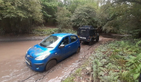 Nữ tài xế lái xe Hyundai i10 xuống dòng nước và mắc kẹt vì "định vị vệ tinh bảo thế"
